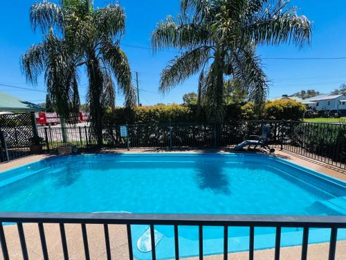 Gunnedah Hotel | Discover Overlander Motor Lodge with Pool and Breakfast