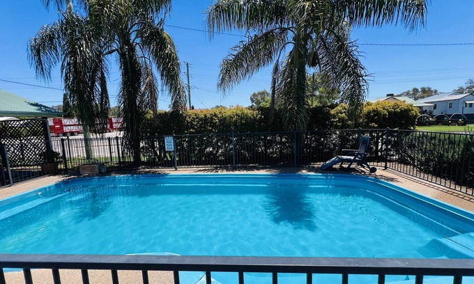 Gunnedah Hotel | Cozy Overlander Motor Lodge with Pool and Breakfast