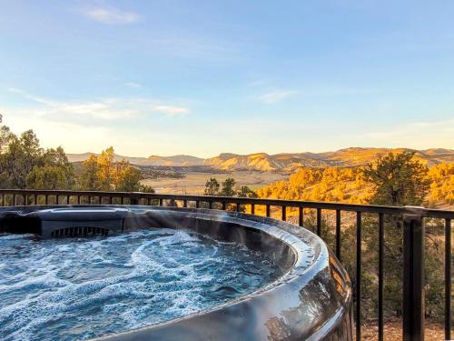 Orderville House | Overlook Cabin: Romantic Views with Hot Tub & Zion Escape