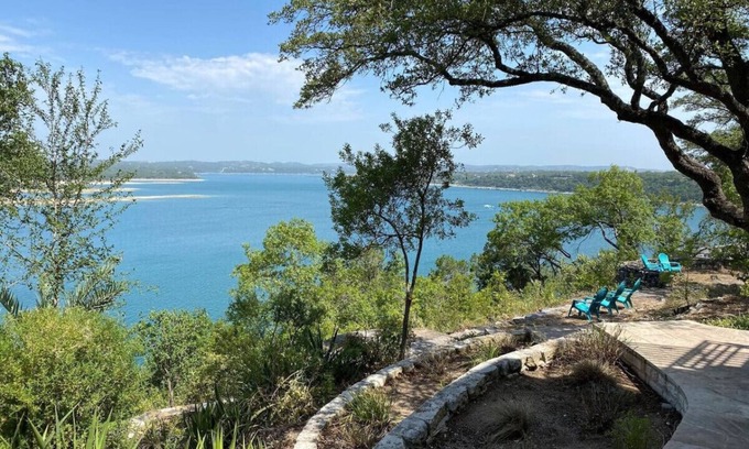 Hudson Bend House | Scenic 'Overlook Landing': Lake Views & Hot Tub Retreat