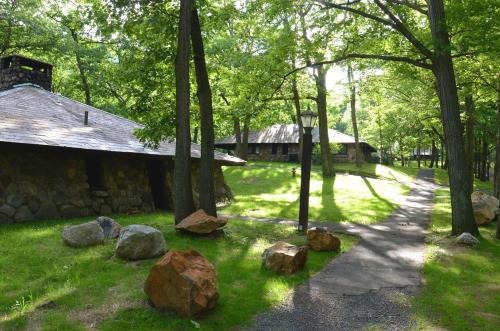 Bear Mountain Hotel | Cozy Overlook Lodge with Stone Cottages at Bear Mountain