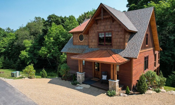 Elk Park House | Idyllic Overlook Nook at Eagles Nest - Hot Tub & Winery Walk