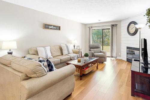 Table Rock Apartment | Relaxing Overlook Retreat with Pool & Hot Tub Amenities