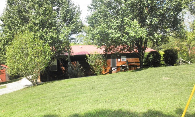 Tateville House | Scenic Lake View Retreat Minutes from Burnside Island Ramp