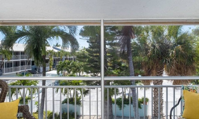 Key Largo Villa | Discover Oceanfront Paradise with Pool and Kayaks