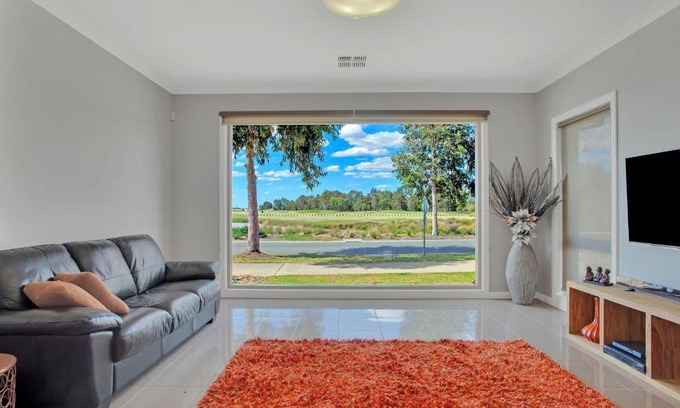 Yarrawonga House | Inviting Retreat Overlooking Black Bull Golf Course