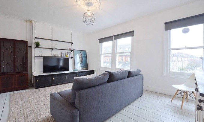 Harrow Road Apartment | Chic 1Bed Victorian Penthouse with Breakfast in Maida Vale