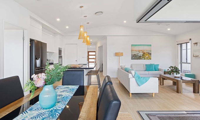 Pialba House | Oversized 1 bedroom on Oceanblue
