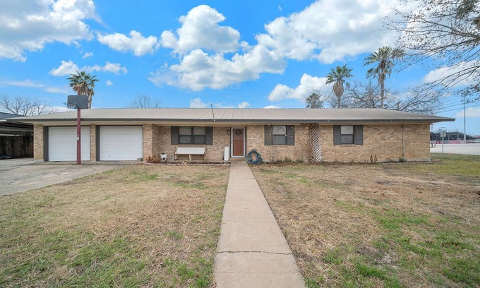 Jourdanton House | Spacious Retreat in Prime Neighborhood with Hot Tub Access