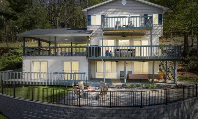 Ingles House | Discover Owens Oasis on Beautiful Claytor Lake in Dublin