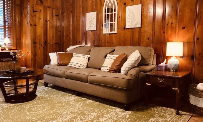 Cleveland Cottage | Charming "Owl Be Back" Cottage with Kitchen Steps to Lee
