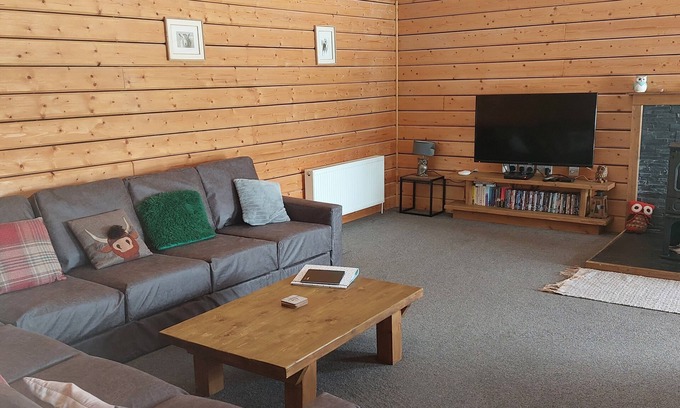 Llanbrynmair Cabin | Cozy Owl Cabin: Pet-Friendly Retreat with Hot Tub