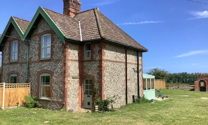 Southrepps House | Pet-Friendly Owl Cottage: Perfect for Families and Guests