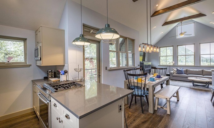 Telluride House | Owl Meadows: Guest Rated 10/10 with Scenic Views & Spa