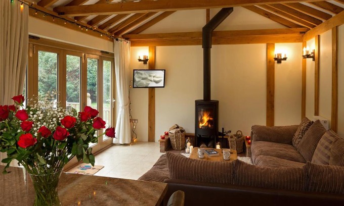 Stoke Ash House | Experience Owl's Hoot: Pet-Friendly Retreat with Hot Tub