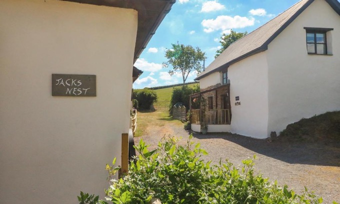 Ash Mill House | Owl's Nest: Pet-Friendly Escape with 9.4/10 Guest Rating