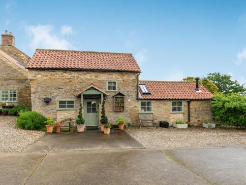 Scawton House | Delightful Owl's Nest: 4-Star Stay for Families!