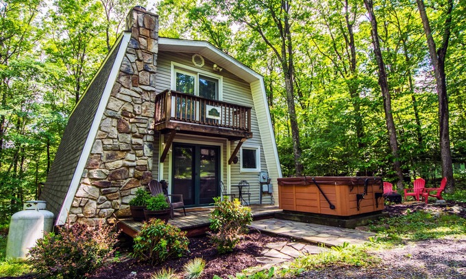 McHenry House | Owl's Retreat: Pet Friendly with Hot Tub & Lake Views
