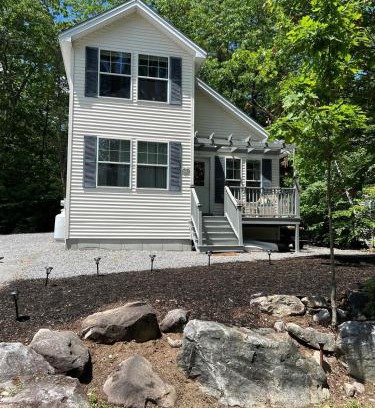 South Casco House | Comfortable OWLS NEST Home for Families and Pets