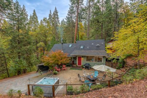 Altaville House | Relax at Owls Nest: Family-Friendly with Hot Tub Access