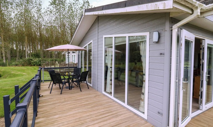 Leiston Cottage | OWLS RETREAT, LODGE 11, pet friendly, with a garden in Aldeburgh