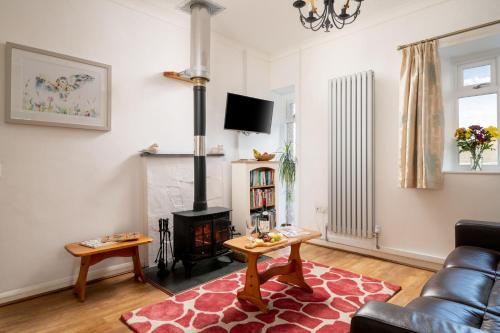 Wadebridge House | Relax at Owls Roost Cottage with Private Pool Amenities