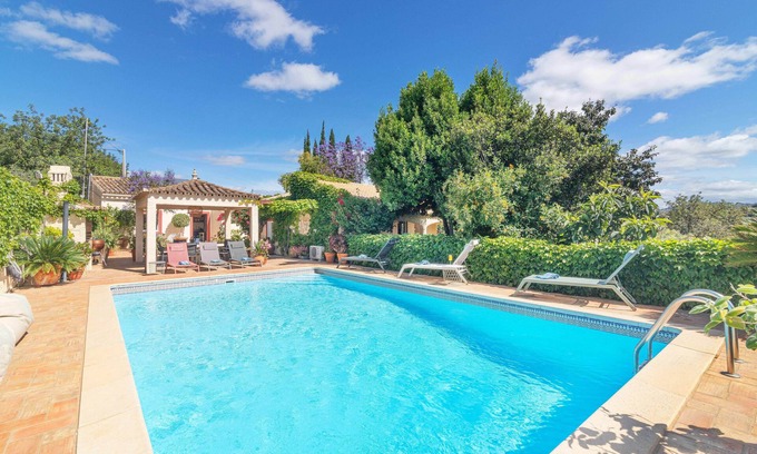 Vale Judeu Bed & Breakfast | Cozy Villa Retreat with Shared Pool and Family-Friendly Amenities