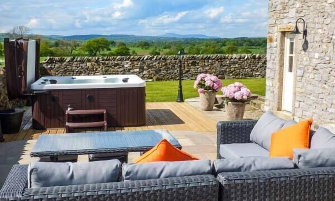 Clitheroe Cottage | Experience Comfort at Ox Hey Barn with Pool and Spa