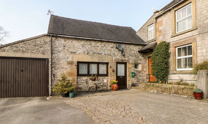 Newton Grange Cottage | Family-Friendly Oxdales Cottage with Garden in Alsop Moor