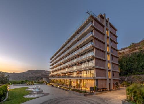Pune Resort | Relax at Oxford Golf Resort: 5-Star Poolside Getaway