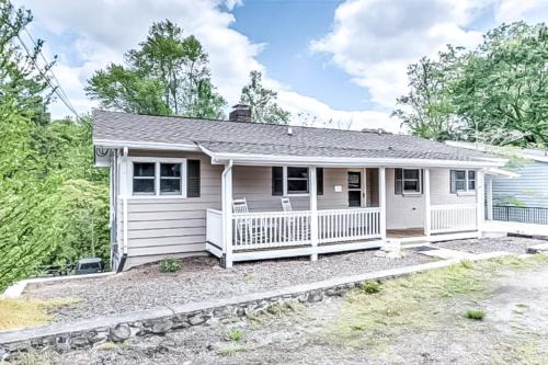 Lake Junaluska House | Family-Friendly Oxford Lodge with Pool Access for Relaxation