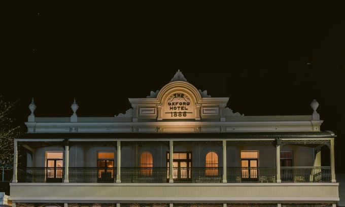 Inverell Hotel | Discover Oxford on Otho: Rated 9/10 with Family Amenities