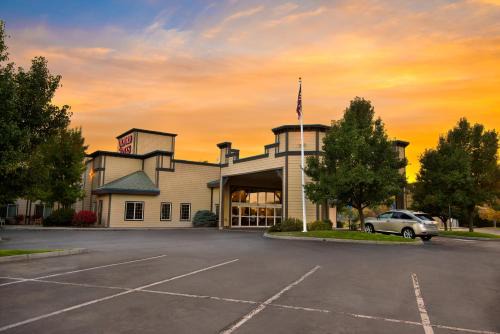 Pendleton Hotel | Welcoming Oxford Suites Pendleton: Pet Friendly & Relaxing