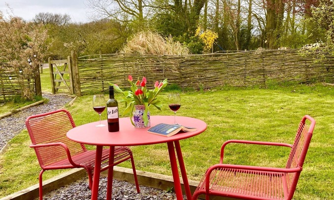 Southwell House | Discover Oxton Hill Hideaway: Pet-Friendly Retreat with Dining