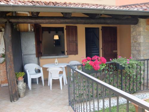 Iseo Apartment | Cozy Oxy Holiday Home with Oceanfront Views and Breakfast