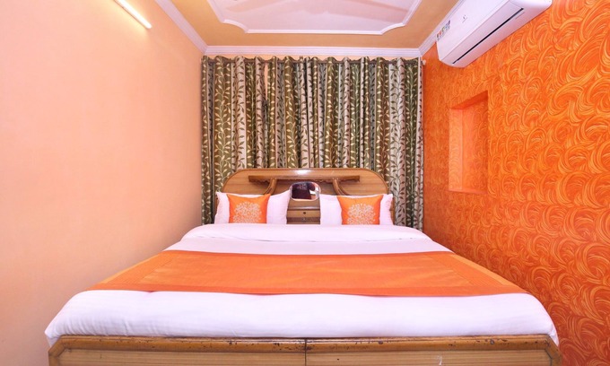 Sector 45 Hotel | Discover OYO 10384 Hotel Rajesh Palace with Breakfast & Kitchen