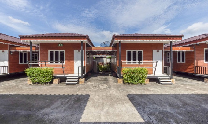 Ban Thung Sukla Hotel | Budget-Friendly OYO 1166 Train Way Resort with Dining Options