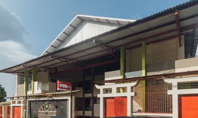 Ambon Hotel | Budget-Friendly Stay at OYO 1448 Mangga Dua Guest House
