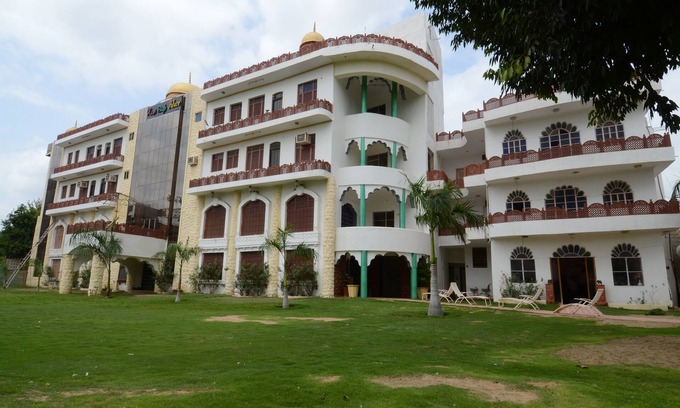 Jhalamand Hotel | Comfortable Stay at OYO 17368 Ranibagh Palace with Breakfast