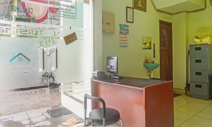 Metro Hotel | Guest Rated: 9/10 at OYO 1804 Guest House Oema'h Opa