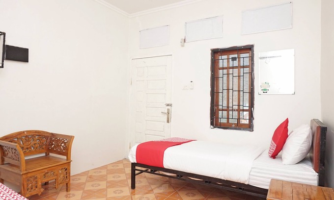 Babul Makmur Hotel | Discover OYO 2410 Intan Hotel with Family-Friendly Amenities