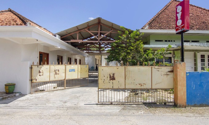 Pamekasan Hotel | Budget-Friendly Stay at OYO 3027 Griya Temenggungan Syariah