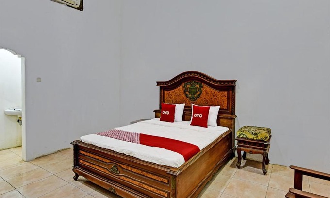 Kebasen Hotel | Budget-Friendly Stay at OYO 3479 Hotel Intan for Families