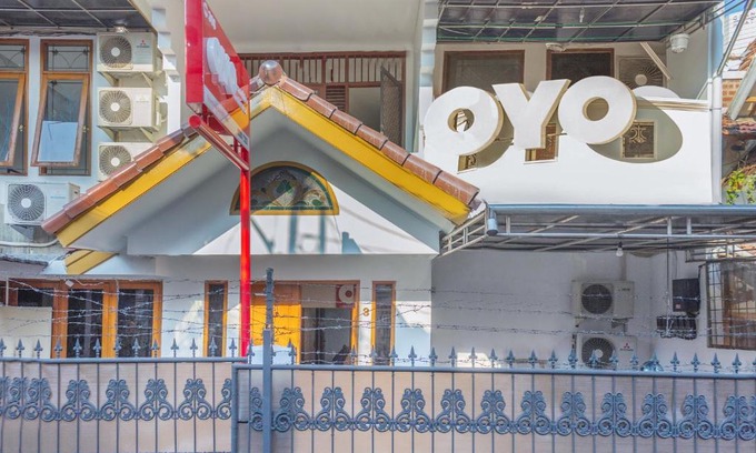 Kebon Kacang Hotel | Budget-Friendly Stay at OYO 366 Thamadhiro Residence