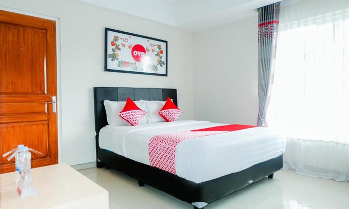 Malang Hotel | Cozy OYO 696 Hasanah Guest House: Family-Friendly Retreat