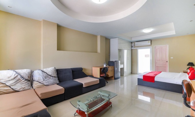 Nakhon Chai Si Hotel | Budget-Friendly Stay at OYO 762 Chompoo with Breakfast