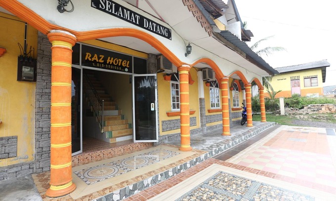 Kampung Ru Lima Hotel | Family-Friendly Stay at OYO 89819 Raz Hotel Kelulut