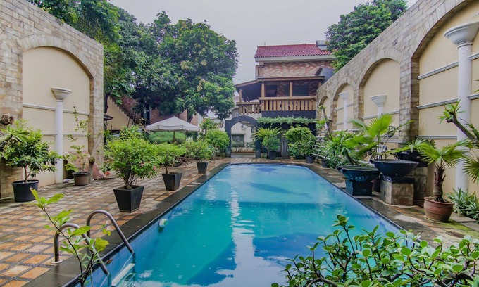 Mampang Prapatan Hotel | Budget-Friendly OYO 90094 Gayatri Residence with Pool & Breakfast