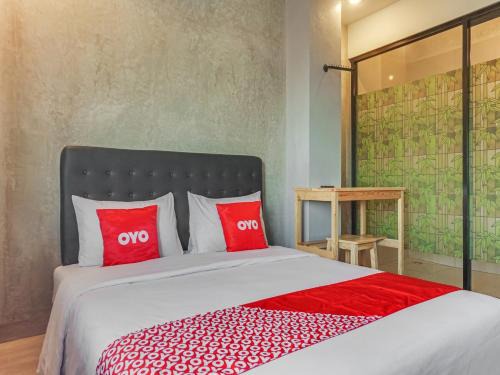 South Tangerang Hotel | Budget-Friendly OYO 90305 De Umbrela Mansion Ciputat