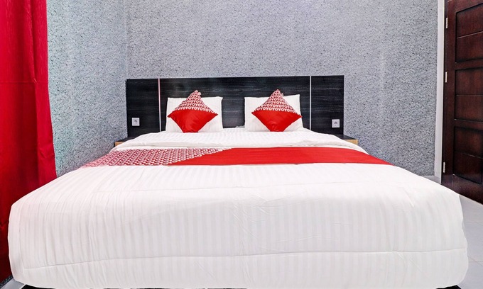 Sarolangun Hotel | Budget-Friendly OYO 91203 Naufal Residence with Breakfast
